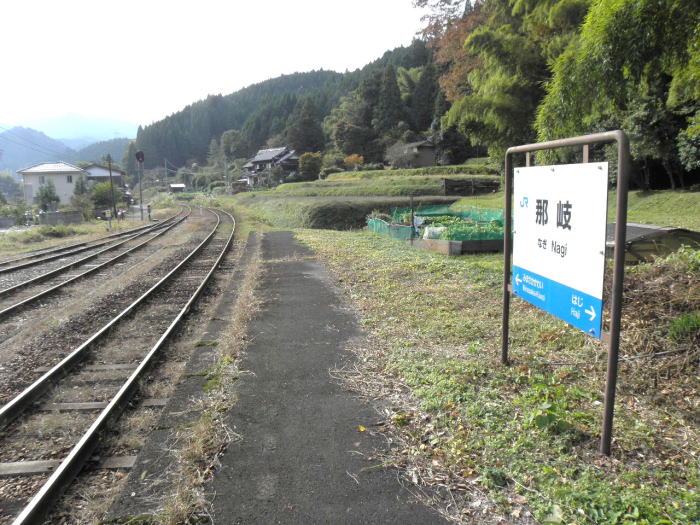 那岐駅ホームから津山方向を見る