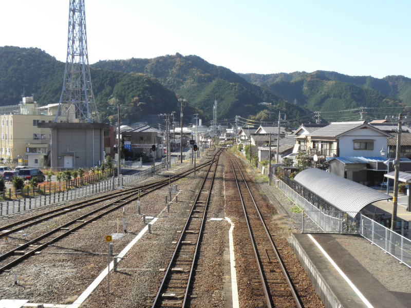 紀伊長島駅から尾鷲、新宮方面を見る。