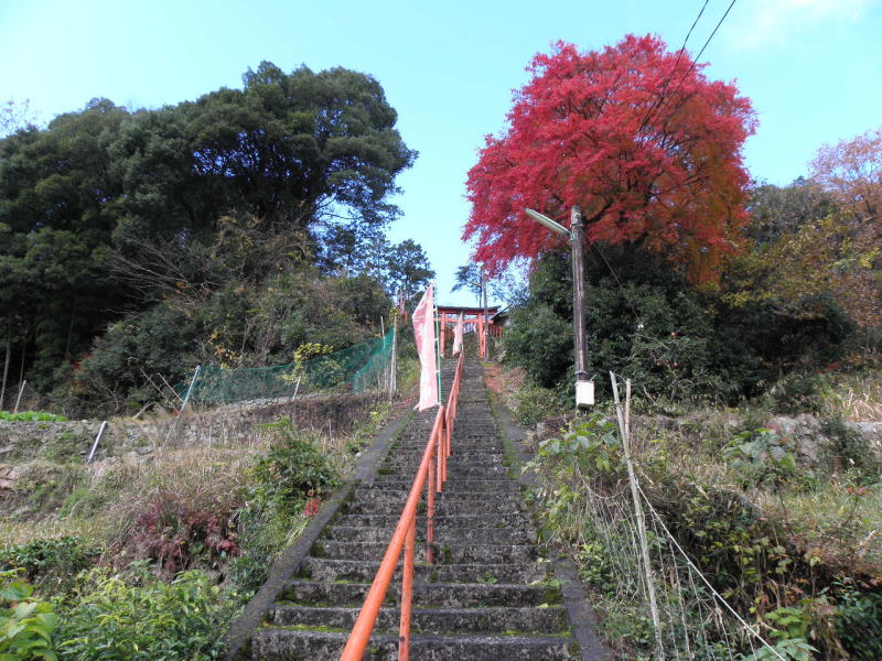 竹田駅横の神社の階段