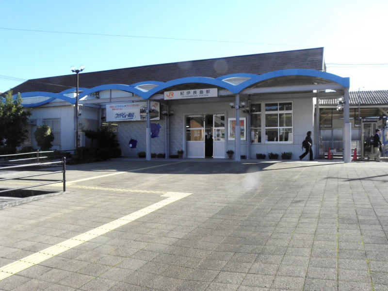 だだっ広い紀伊長島の駅前