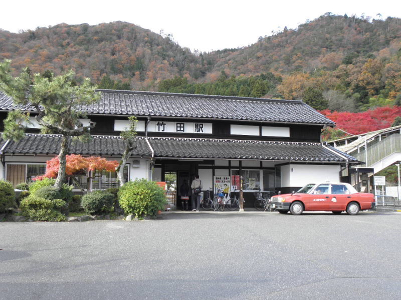 竹田駅の正面と駅前広場