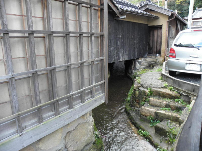 建物の下を流れる用水路