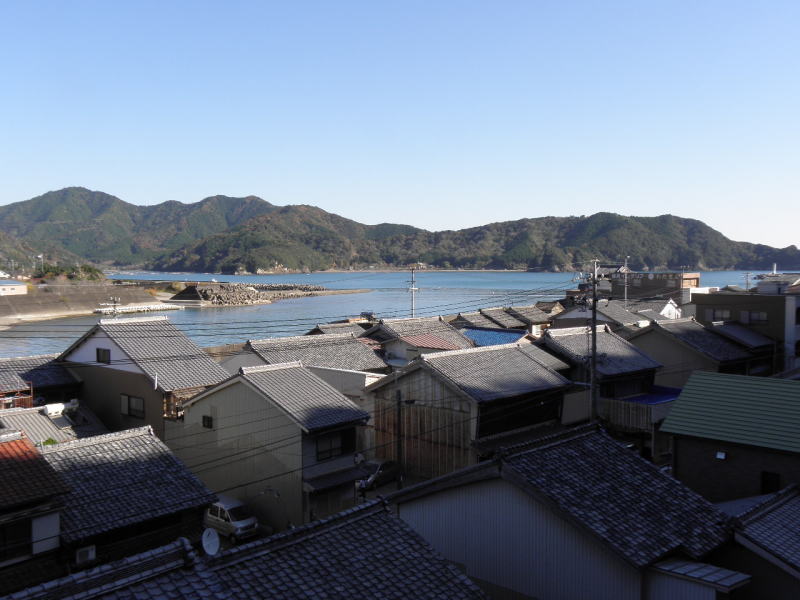 避難階段から海を眺める