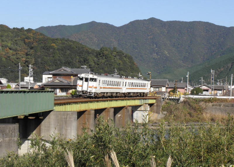 鉄橋を渡って紀伊長島駅へ向かう328Cのキハ48