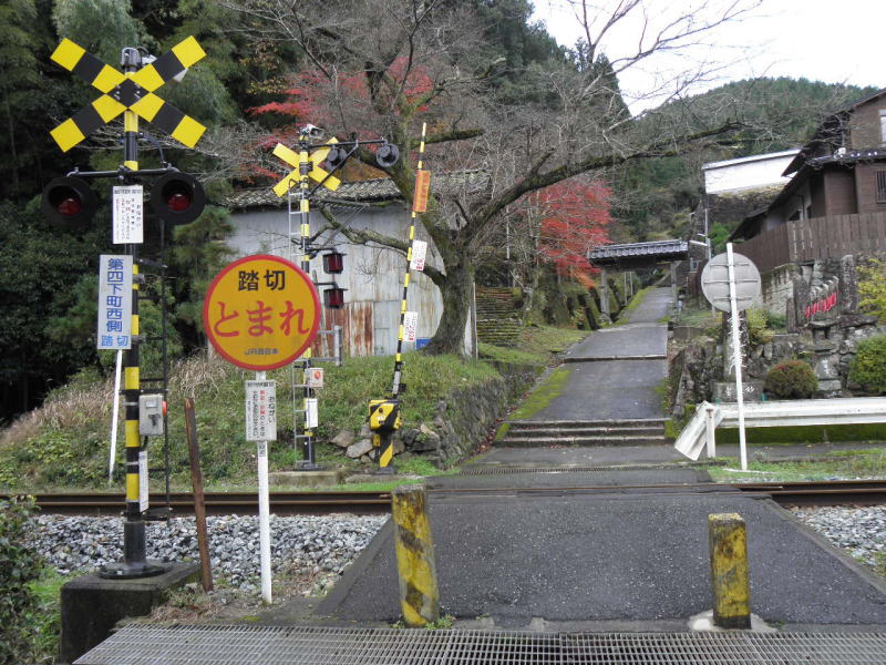 竹田駅北方の踏み切り。渡るとすぐに寺。