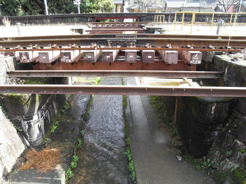 背中を曲げないと通行不能の低いガード