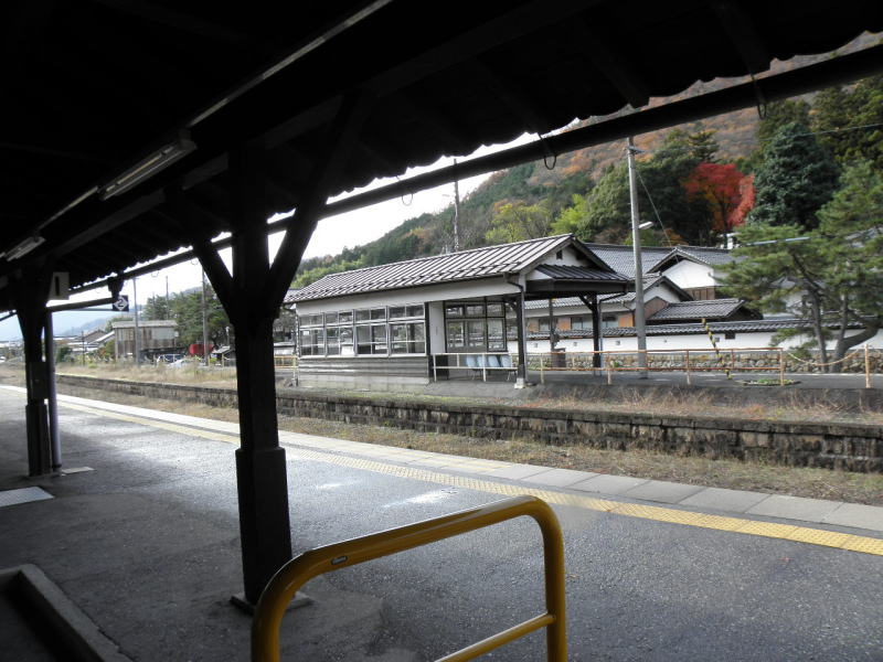 竹田駅の改札口から構内を望む