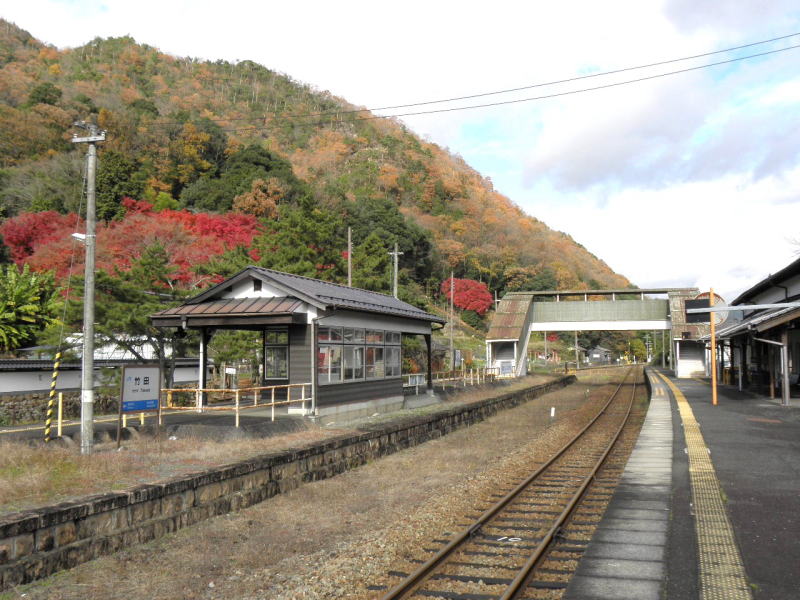 今も列車交換が出来る竹田駅