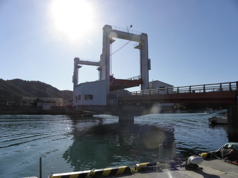 昇降式の「えのうら橋」