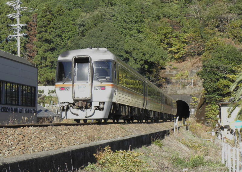　トンネルへ突っ込んで行く南紀6号