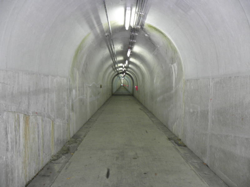 全長573メートルの長島歩道トンネル