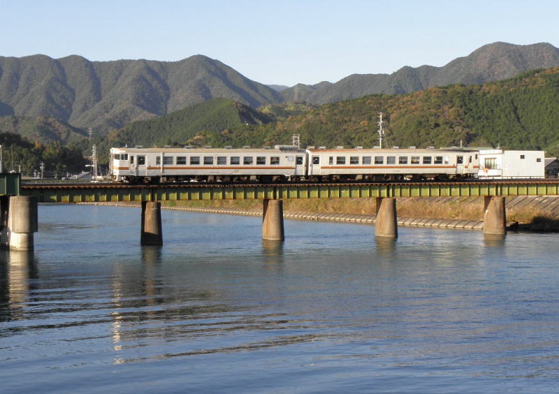 赤羽川鉄橋　新宮行きの331C　キハ48