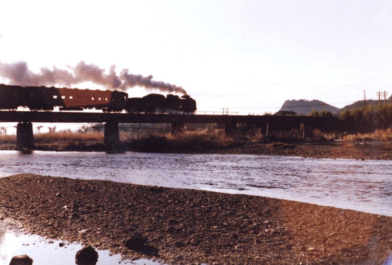 紀勢本線下里付近　太田川鉄橋　C58が牽引する下り普通列車