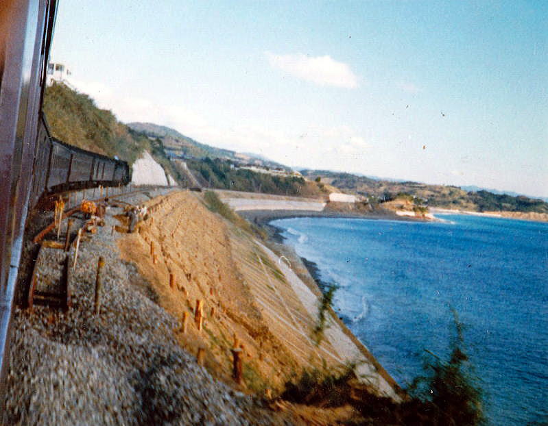 複線工事中の紀勢本線岩代付近を行く１３４列車