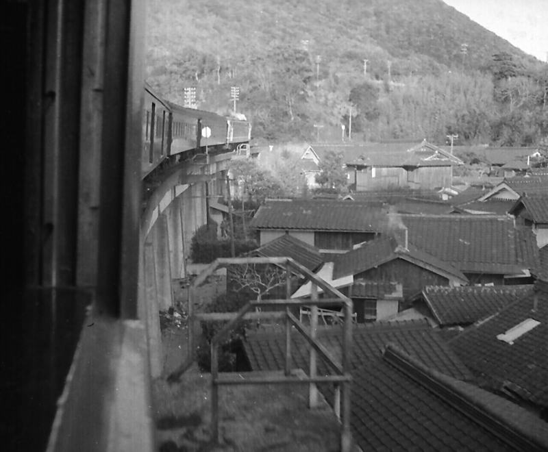 ＤＦ50が牽く同じ列車　江住の陸橋を渡るところ