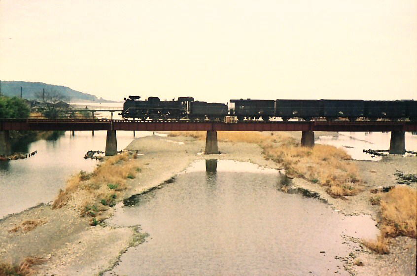 紀勢本線　太田川鉄橋　新宮のC58が牽引する上り貨物列車