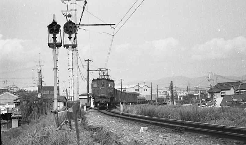 昭和４９年１月。竜華操車場から出て来た列車