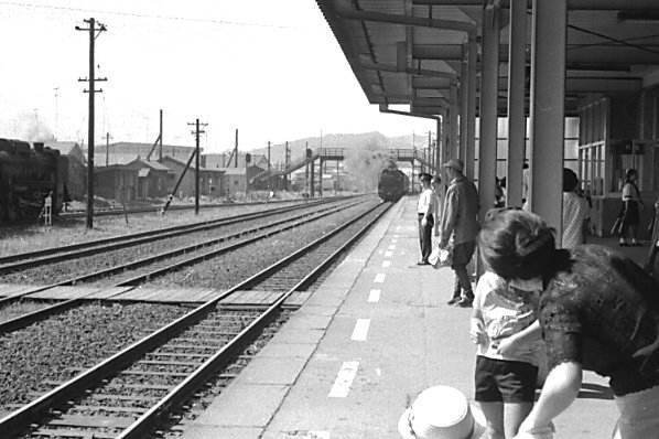 駅の風景　函館本線八雲駅　列車の到着