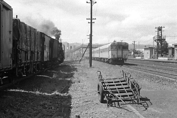 駅の風景　八雲駅　急行すずらん１号